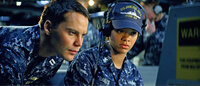 Können Lieutenant Alex Hopper (Taylor Kitsch, l.) und Petty Officer Raikes (Rihanna, r.) den seltsamen Code entschlüsseln, bevor es zu spät ist?