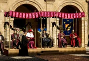 Kardinal della Rovere (Dejan Cukic, li.) und Cesare (Mark Ryder) erwarten den französischen König, um ihm Mailand zu übergeben.