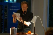 Jimmy (Chris Geere) bekommt ein Päckchen mit der Asche seines Vaters. Daraufhin organisieren er und Gretchen ein unkonventionelles Begräbnis ...