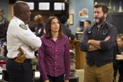 Captain Ray Holt (Andre Braugher, l.), Gina Linetti (Chelsea Peretti), Fredrick (Nick Offerman)