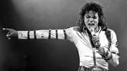 In dieser Dokumentation untersucht der renommierte Psychiater Dr. Bob Johnson die unglaublich komplexen und ungewöhnlichen Leben von Freddie Mercury und Michael Jackson. Dabei deckt er auf was die einzigartigen Persönlichkeiten geformt habt - von Kindheitstraumata und Familienleben bis hin zu Beziehungen und ihren Musikkarrieren.