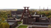 Der Doppelblock-Förderturm der Essener Zeche Zollverein wurde zum Wahrzeichen der Steinkohleförderung im Ruhrgebiet.