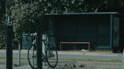 An dieser Bushaltestelle wurde das 13-jährige Schulmädchen Milly Dowler das letzte Mal gesehen.
