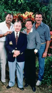 V.l.: T.C. (Roger E. Mosley), Higgins (John Hillerman), Orville 'Rick' Wright (Larry Manetti), Magnum (Tom Selleck)