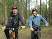 Nick und Willy machen gern Ausflüge mit ihren Mountainbikes.