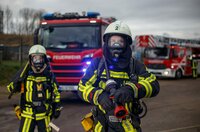 Die Einsatzkräfte der Feuerwehr Bochum wurden 50 Tage lang rund um die Uhr bei ihrem aufreibenden Berufsalltag begleitet. Dabei sind sechs packende Folgen voller Spannung und Emotionen entstanden.
