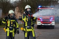 Die Einsatzkräfte der Feuerwehr Bochum wurden 50 Tage lang rund um die Uhr bei ihrem aufreibenden Berufsalltag begleitet. Dabei sind sechs packende Folgen voller Spannung und Emotionen entstanden.