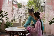 Princess Li Wei (Desiree Siahaan,r.) und Ting Ting (Theresa Lee).