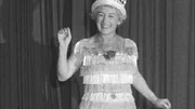 Die junge Erni Singerl als bayerische Chansonette im Platzl am Hofbräuhaus.