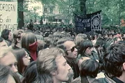 Das Jahr 1976 – in Ost-Berlin wird der Palast der Republik feierlich eingeweiht, David Bowie zieht im Sommer nach West-Berlin und die DDR-Regierung bürgert den Liedermacher Wolf Biermann aus. Eine Berlin-Chronik der Superlative: 40 Folgen, von 1961, dem Jahr des Mauerbaus, bis zum neuen Jahrtausend 1999, zehn Jahre nach dem Mauerfall. - Beisetzung von Ulrike Meinhoff im Mai 1976.