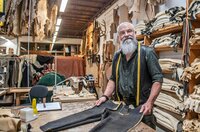 Trachtenlederhosenschneider Klaus Bensmann aus Bad Hindelang in seiner Werkstatt. Für die Handwerkskunst hat er eine Kniebundhose geschneidert.