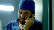 Dringender Anruf aus der Klink: Nicht zum ersten Mal opfert Dr. Felix Hoffmann (Kai Wiesinger, Foto) den gemütlichen Fernsehabend für den Einsatz in der Notaufnahme. Spontan übernimmt er den Nachtdienst für einen Kollegen. Da ahnt der Stationsarzt noch nicht, welche Folgen die nächsten Stunden für ihn und seine Freundin Celine (Isabell Polak) haben werden. Als ein Patient noch in der Notaufnahme verstirbt, glaubt Dr. Hoffmann nicht an einen natürlichen Tod. Der Ukrainer Mischa Tschenkow gehörte zu einer Putzkolonne des Krankenhauses und war für ihn daher kein Unbekannter. Zudem wurde er kürzlich gesund aus der Klinik entlassen – doch seine Patientenakte ist verschwunden. Dr. Hoffman erzählt seiner Freundin Celine von dem Fall. Sie hat sofort einen Verdacht und will der Sache nachgehen. So stolpern die beiden in einen Kriminalfall und werden mehr und mehr in die mafiösen Machenschaften der Klinikleitung verwickelt.