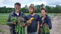 Tarik mit Minitopia-Gründerin Stevie und solidarischen Landwirtschaft-Gärtner Wendolin