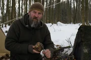 Peter Wörner ist Survival-Experte und erklärt im Film, wie Kriegsflüchtlinge im Dreißigjährigen Krieg im Wald überleben konnten.