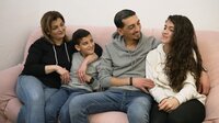 Sie machen ihren Dienst im Seniorenheim voller Begeisterung, Neugierde und Empathie. Salam Massoud (42) und seine Frau Rawa Alhallit (38) sind mit Ihren beiden Kindern aus Syrien geflüchtet. Ihre alten Berufe als Zahntechniker und Ingenieursassistentin haben sie in Deutschland aufgegeben. Jetzt lernen beide Pflegefachkraft und können dabei auch reichlich Erfahrung aus ihrem alten Leben einbringen. - Salam Massoud und seine Frau Rawa Alhallit mit ihren beiden Kindern.
