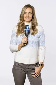 ARD Olympische Winterspiele in Peking vom 04. bis 20. Februar 2022 im Ersten Moderatorin Julia Scharf © ARD/BR/Markus Konvalin, honorarfrei - Verwendung gemäß der AGB im engen inhaltlichen, redaktionellen Zusammenhang mit genannter ARD-Sendung und bei Nennung "Bild: ARD/BR/Markus Konvalin" (S2). ARD-Programmdirektion/Bildredaktion, pressefoto.daserste@ard.de