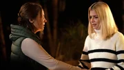 Sarah (Susan Sideropoulos) ist aus Portugal in ihrem Heimatort an die Ostsee geflüchtet. Elli (Kathrin Osterode, l.) ist über den wahren Grund ihrer Rückkehr schockiert.