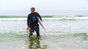 Leon (Daniel Fehlow) versucht sich im Kite-Surfen.