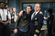 Jake Peralta (Andy Samberg, l.); Roger Peralta (Bradley Whitford, r.)