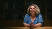 Die Psychologin Ulrike Schiesser analysiert die Gründe und Auswirkungen von Verschwörungsglauben.