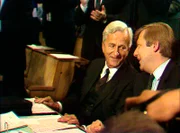 Das Jahr 1981 - der Häuserkampf in West-Berlin ist auf dem Höhepunkt und fordert einen Toten, Richard von Weizsäcker wird neuer Regierender Bürgermeister und im Osten der Stadt eröffnet das Erholungszentrum SEZ. Eine Berlin-Chronik der Superlative: 40 Folgen, von 1961, dem Jahr des Mauerbaus, bis zum neuen Jahrtausend 1999, zehn Jahre nach dem Mauerfall. Foto: Senatsneubildung bei der Wahl des neuen Regierenden Bürgermeisters von Berlin. Das Jahr 1981 - der Häuserkampf in West-Berlin ist auf dem Höhepunkt und fordert einen Toten, Richard von Weizsäcker wird neuer Regierender Bürgermeister und im Osten der Stadt eröffnet das Erholungszentrum SEZ. Eine Berlin-Chronik der Superlative: 40 Folgen, von 1961, dem Jahr des Mauerbaus, bis zum neuen Jahrtausend 1999, zehn Jahre nach dem Mauerfall. Foto: Senatsneubildung bei der Wahl des neuen Regierenden Bürgermeisters von Berlin.