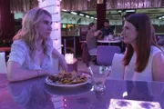 Heidi (Zosia Mamet, l.); Gretchen (Aya Cash, r.)