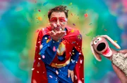 Gemeinsam mit dem beliebten WDR-Moderator André Gatzke und dem frechen Dackl feiert das WDR Funkhausorchester Karneval ... für die ganze Familie im Wohnzimmer. Dieses Jahr müssen Straßenkarneval und Veedelsumzüge leider ausfallen - aber auch in der Wohnung kann fröhlich getanzt, gesungen und geschunkelt werden. Mit vielen Karnevalshits und prominenten Gästen wie Basti Campmann von Kasalla und Mirko Bäumer von den Bläck Fööss sowie lustigen Aktionen von Dackl und André wird dieses Familienkonzert zu einem unvergesslichen Karnevalserlebnis.