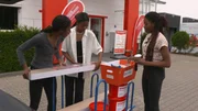 Dorinda, Dörte, Dorina Tawiah kaufen im Baumarkt ein (v.l.).