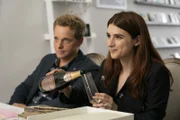 Jimmy (Chris Geere, l.); Gretchen (Aya Cash, r.)