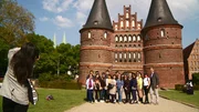 Weltreisende Chinesen vor dem Holstentor.