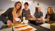 Marisa Gerhardterer, Stefan Haas, Daniel Zinnhobler, Kerstin Greimel bei der Zubereitung von "Marinierter Seeforelle mit Rotwein-Essigzwiebeln, Fenchel und Rettich".