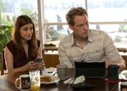 Gretchen (Aya Cash, l.); Jimmy (Chris Geere, r.)