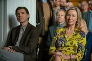 Während der Lesung in der Buchhandlung: Verlegerin Karin Temper (Therese Hämer) verfolgt interessiert die Lesung ihres Sohnes. Neben ihr: Lektor Thomas Hellwig (Max Hopp).