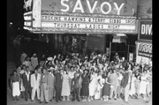 Menschenansammlung vor dem Savoy in Harlem