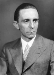 Für die Nazis und Propaganda-Chef Joseph Goebbels (Foto) waren Filme und Schiffe die wichtigsten Waffen im 2. Weltkrieg. Warum war der Film über "die deutsche Titanic" für Goebbels besonders wichtig? Denn im Kino konnten die Nazis ihre Botschaften an Millionen Menschen verbreiten...