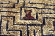 Römisches Mosaik, Labyrinth mit Minotaurus