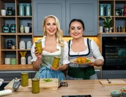 Silvia Schneider, Lydia Maderthaner. („Hausgemachte Suppenwürze“ und „Paprika-Henderl mit Nudeln“).
