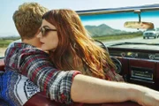 (5. Staffel) - Jimmy (Chris Geere, l.); Gretchen (Aya Cash, r.)