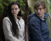 Ryn (Eline Powell, l.); Ben Pownall (Alex Roe, r.)