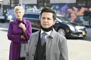 Evelyn Waters (Dana Wheeler-Nicholson, l.); Benny Colón (Freddy Rodriguez, r.)