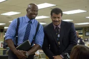 Terry Jeffords (Terry Crews, l.); Neil deGrasse Tyson (r.)