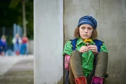 Joyce (Matilda Willigalla) hat Geburtstag und hofft scheinbar vergebens auf eine Überraschung.
