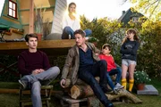 Titel: Nachricht von Mama; Person: Luke Matt Röntgen (Lennart May); Jessica Ginkel (Elli May); Golo Euler (Tobias May); Matteo Hilterscheid (Leon May); Mathilda Smidt (Lisa May)