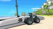 Ein Segelbootausflug bringt die Trucks in eine Notlage. Nachdem Crusher (im Bild) die anderen zu einem Wettrennen herausgefordert hat, bei dem alles schief ging, stranden sie auf einer einsamen Insel.