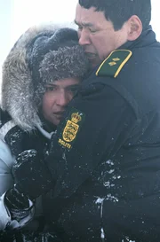 Liv Hermanson (Bianca Kronlöf) und Enok Lynge (Angunnguaq Larsen, re.) im Schnee.