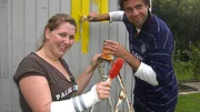Eva und Claus brauchen für ihre Parzelle in der Bochumer Kleingartenanlage "Zum friedlichen Nachbarn" eine Laube.