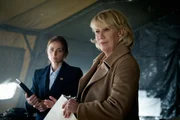Ruth Martin (Jayne Atkinson, r.)