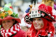 Es ist Rosenmontag in Köln und auch in diesem Jahr ziehen wieder 11.000 Teilnehmer in 68 Gruppen, in 18 Kapellen und auf mehr als 300 Pferden durchs „Hätz vun dr Welt“.  Mehr als eine Million Menschen schunkeln am Straßenrand mit und freuen sich über 300 Tonnen Süßigkeiten. Der WDR ist wie immer von der ersten bis zur letzten Kamelle live dabei und der besondere Fokus liegt – passend zum Sessionsmotto / auf den Tanzgruppen. - Karnevalisten feiern beim Rosenmontagszug