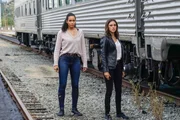 Macy Vaughn (Madeleine Mantock, l.); Abigael (Poppy Drayton, r.)