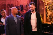 Eddie (Chris Williams, l.); Jack Gordon (Joel McHale, r.)